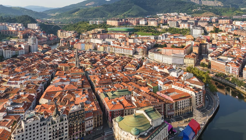 Widok z lotu ptaka na starą część miasta w Bilbao.