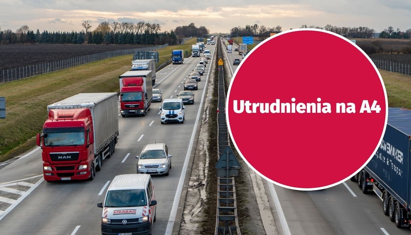 Zdjęcie ilustracyjne - samochody jadące jezdnią autostrady A4 i widok z wiaduktu, w prawej części czerwone koło z białym napisem "Utrudnienia na A4".