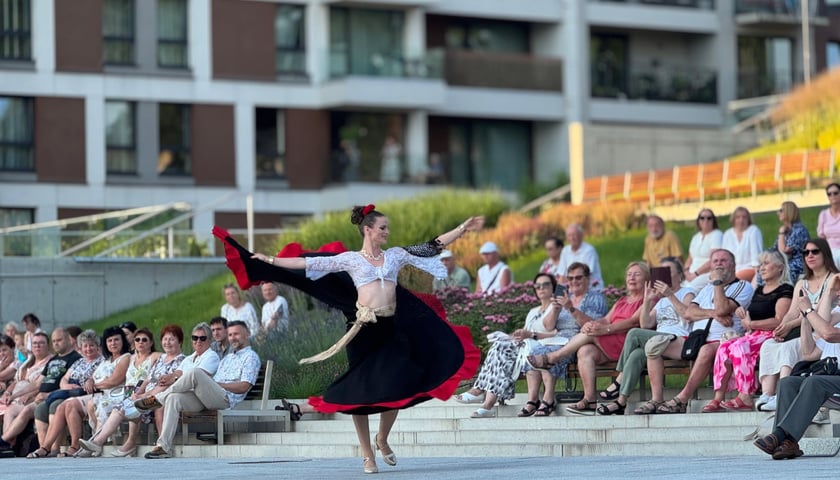 I Wrocławski Festiwal Operetkowy 2025 - tancerka w plenerze