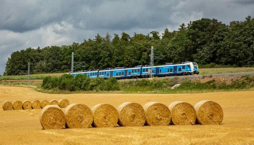 Pociąg Kolei Czeskich jedzie przez pola
