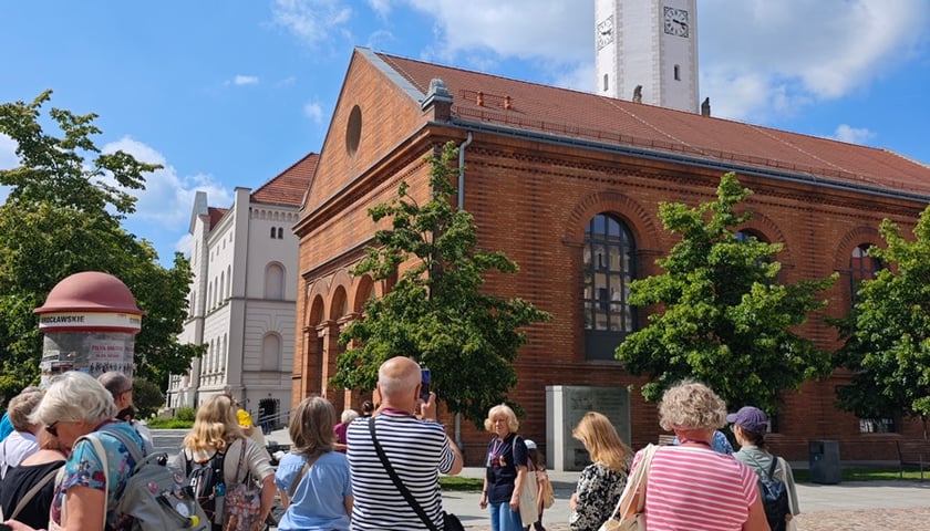 Zwiedzanie rynku w Kątach Wrocławskich w ramach bezpłatnego cyklu AgloTour