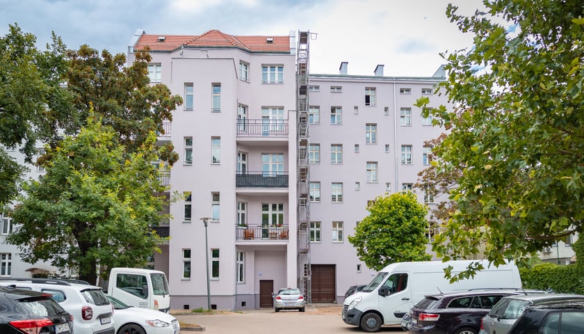 Kamienica przy Placu Strzeleckim po remoncie. Widok na ocieploną i odnowioną elewację od podwórza