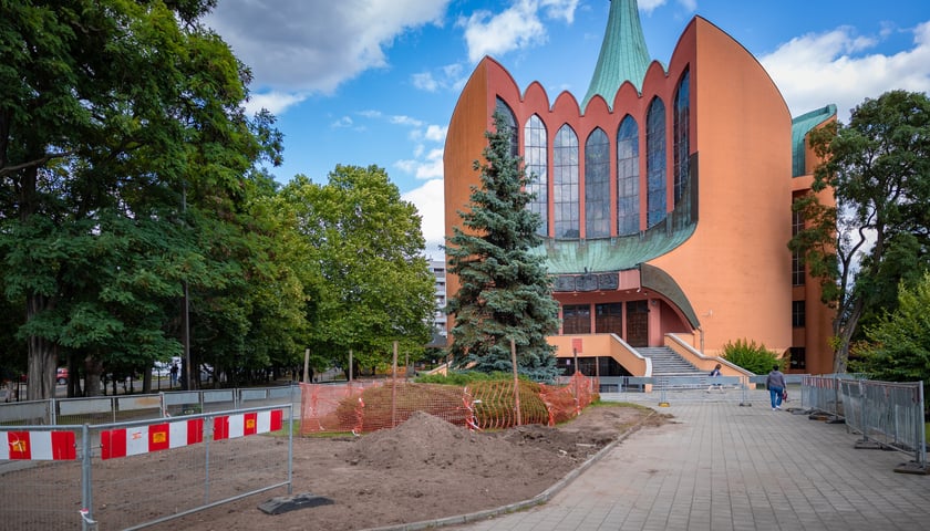 Zdjęcie kościoła Ducha Świętego i rozkopów przed nim, 9 lipca 2026 r.