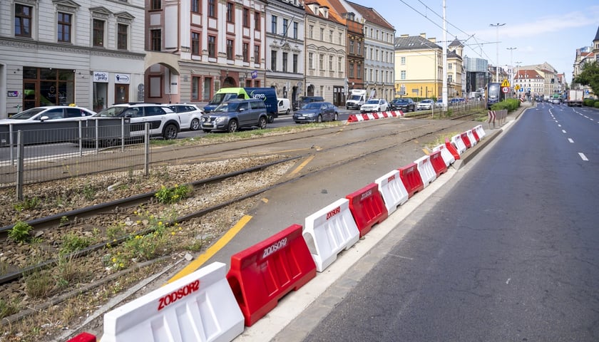 Ulica Kazimierza Wielkiego. Przygotowania oznaczeń związanych z nową, tymczasową organizacją ruchu.