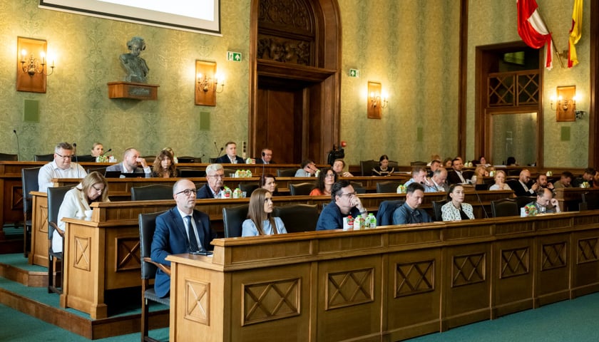 Radni miejscy siedzący w sali podczas XXXV sesji Rady Miejskiej Wrocławia.