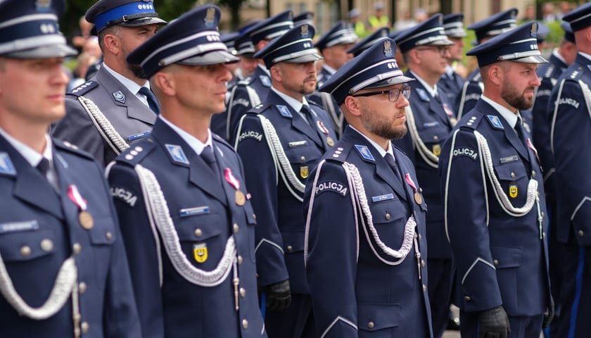 Policjanci i policjantki w galowych policyjnych mundurach. Wojewódzkie obchody Święta Policji we Wrocławiu, 10 lipca 2026 r. 