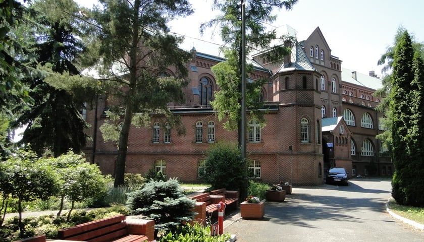 Zakład Opiekuńczo-Leczniczy Sióstr Zgromadzenia Chrystusa Dobrego Pasterza w Świętej Katarzynie, na filmowym planie był szpitalem, do którego trafił niewierny Karol.