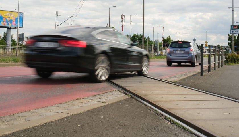 Ulica Strzegomska i przejazd przez tory kolejowe  