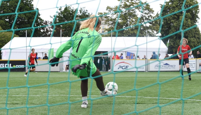 Bramkarka wykopuje piłkę podczas poprzedniej edycji Wroclaw Cup na Placu Wolności (zdjęcie ilustracyjne)