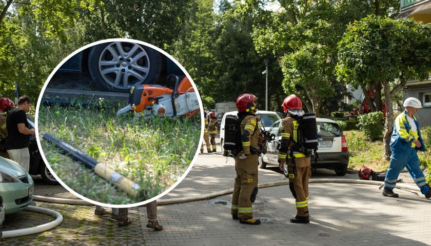 w tle: akcja straży pożarnej na parkingu; w kółku: usunięty słupek na chodniku, którym strażacy musieli dojechać do miejsca akcji