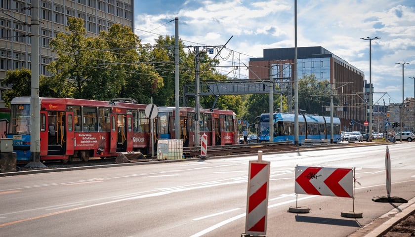dwa jadące w przeciwnych kierunkach tramwaje znalazły się na jednym torze