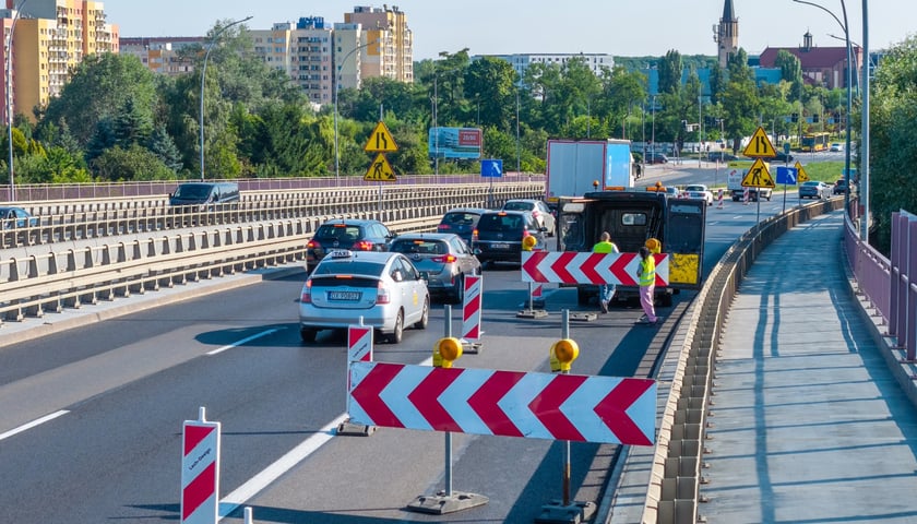 Rozpoczyna się remont na Gądowiance. W poniedziałek rano ekipy ustawiały tymczasowe oznakowanie i barierki