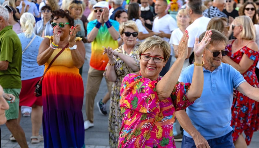 Wrocławska potańcówka na Placu Wolności rozpoczęła się lekcją tańca West Coast Swing 