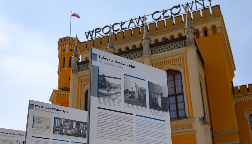 Plenerowa wystawa „Prefabrykaty na Kwadraty”  przed Dworcem Głównym we Wrocławiu