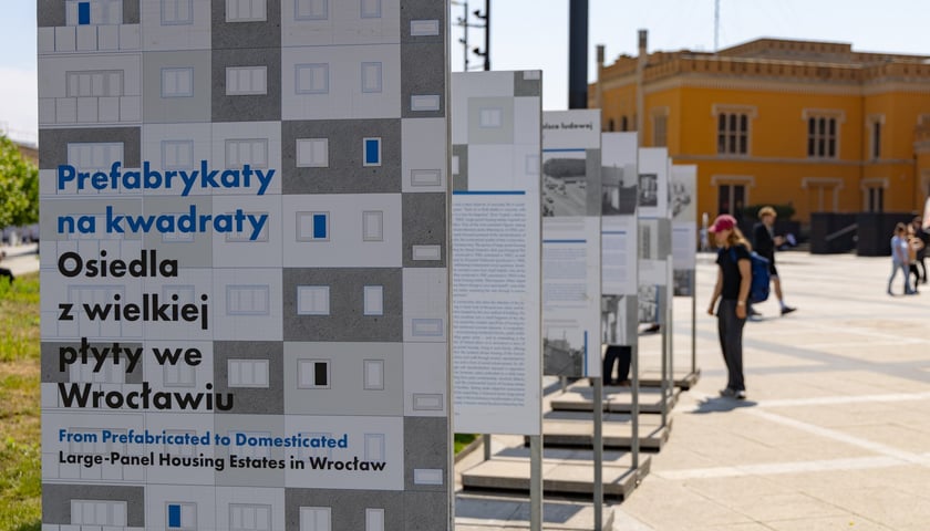 Plenerowa wystawa „Prefabrykaty na Kwadraty”  przed Dworcem Głównym we Wrocławiu
