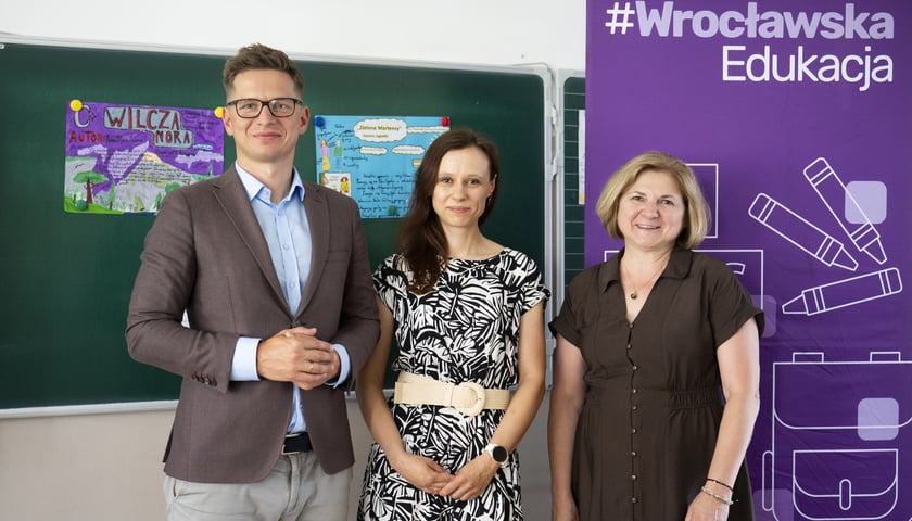 Marcin Miedziński - zastępca dyrektora Departamentu Edukacji Urzędu Miejskiego Wrocławia, Justyna Lech - koordynatorka programu IB w SP 108 oraz Mariola Kuźmicka-Mazurek - dyrektorka V LO we Wrocławiu