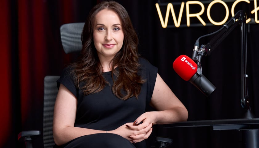 Kobieta, obok mikrofon z napisem wroclaw.pl. Anna Kołodziej, radna Rady Miejskiej Wrocławia 