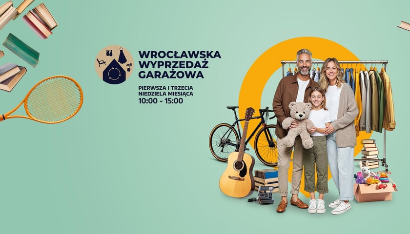 Grafika przedstawiająca rodzinę: tatę, mamę i córkę, którzy stoją wśród różnych rzeczy z napisem "Wrocławska Wyprzedaż Garażowa"