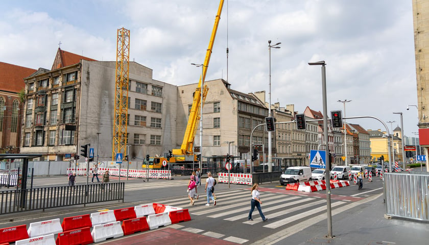 Dźwig zajął całą jedną jezdnię na Kazimierza Wielkiego