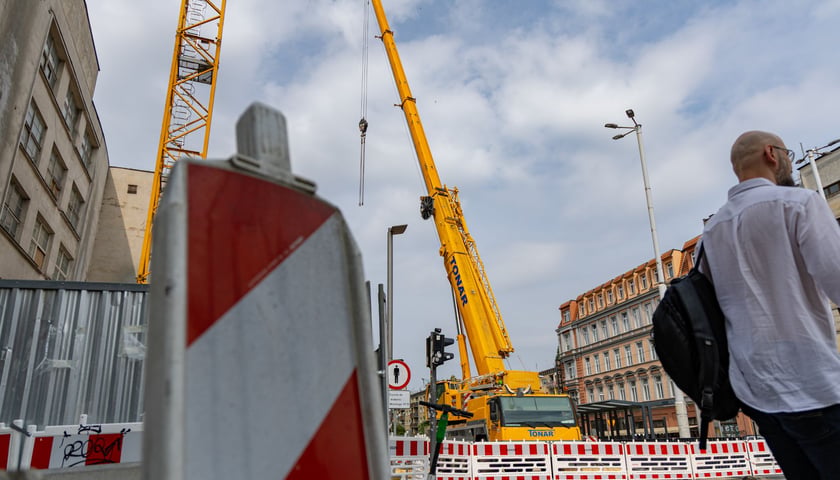 Dźwig zajął całą jedną jezdnię na Kazimierza Wielkiego
