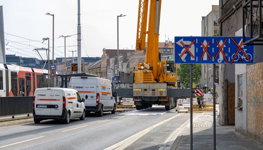 Dźwig zajął całą jedną jezdnię na Kazimierza Wielkiego