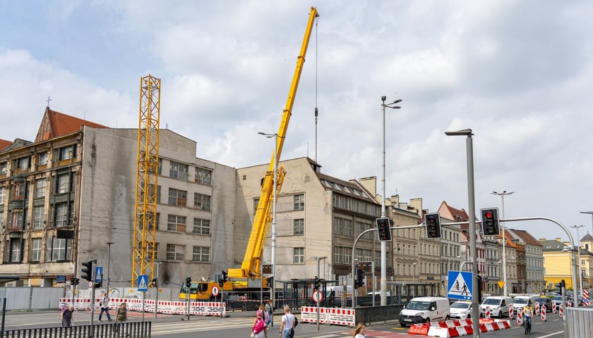 Sprawca utrudnień: potężny dźwig montujący żurawia – wysoki stacjonarny dźwig, który pracować będzie przy budowie budynku u zbiegu Świdnickiej i Kazimierza Wielkiego  