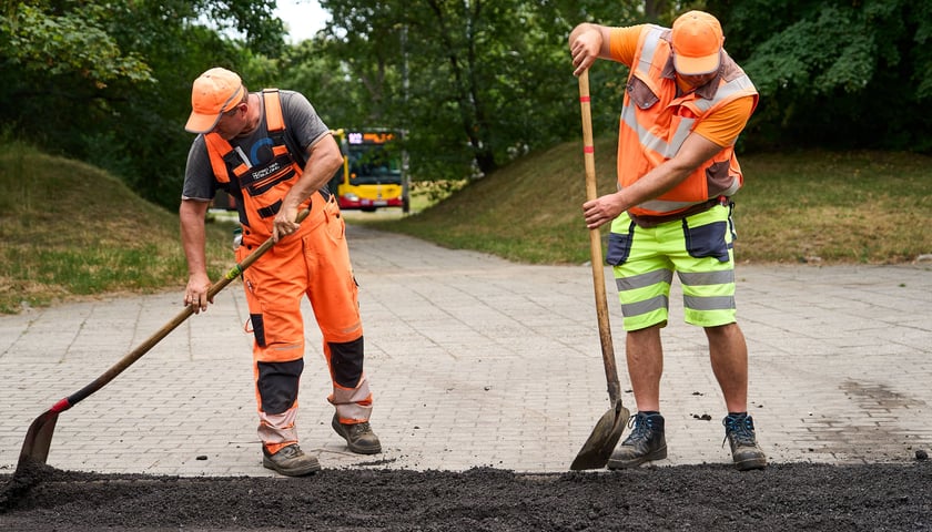 Robotnicy z łopatami, drugi dzień remontu na ul. Ignuta, 14 lipca 2026
