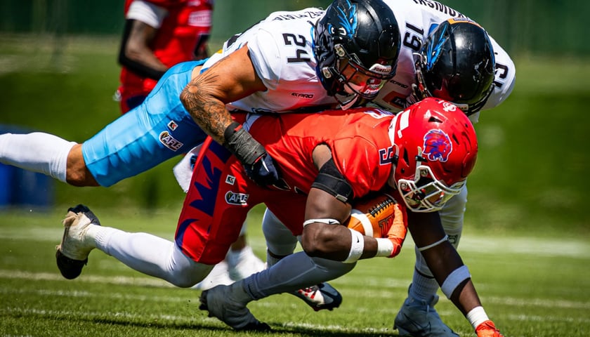 Zawodnicy futbolu amerykańskiego podczas starcia na boisku - mecz Firenze Lions - Panthers Wrocław 28 czerwca 2026 r. we Florencji.