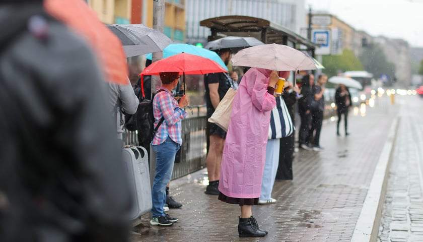 Okolice Dworca Głównego we Wrocławiu, 15 lipca 2027
