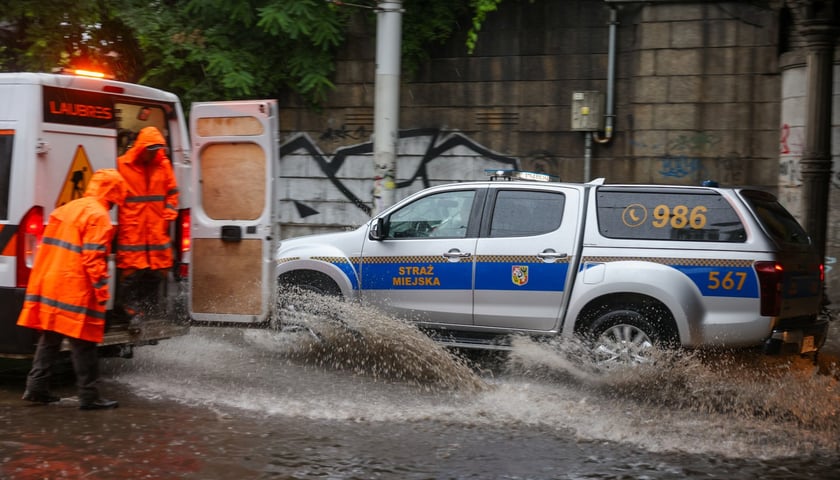 Zalany przejazd pod wiaduktem na Pułaskiego