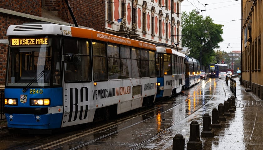 ul. św. Jadwigi – Torowisko tramwajowe znalazło się pod wodą