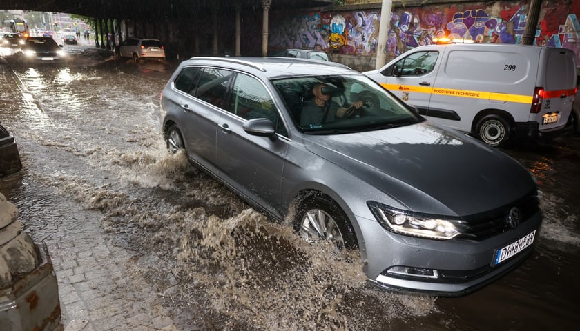 Zalany przejazd pod wiaduktem na Pułaskiego