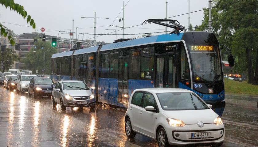 Zalany przejazd pod wiaduktem na Pułaskiego