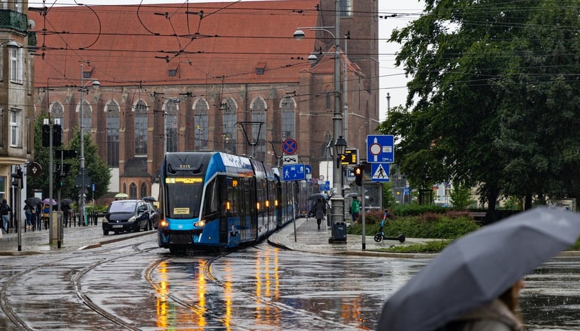 ul. św. Jadwigi – Torowisko tramwajowe znalazło się pod wodą