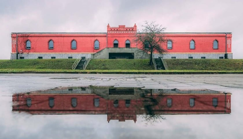 Budynek MPWiK Wrocław odbijający się w tafli wody