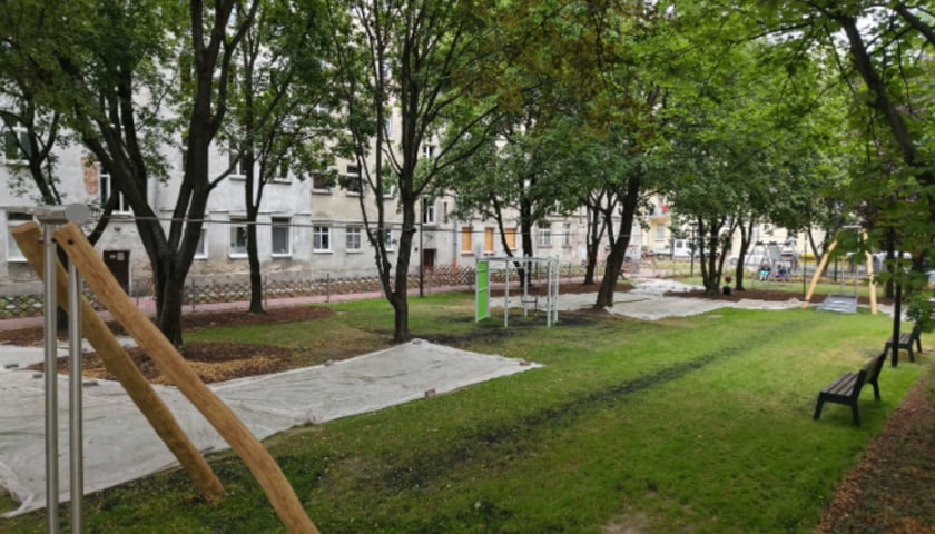 Metamorfoza na Gajowicach. Podwórko w kwartale ulic Szczęśliwej, Pereca, Lwowskiej i Jemiołowej po remoncie.