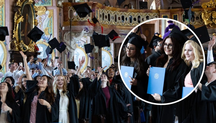 Uśmiechnięci kobiety i mężczyźni podrzucają absolwenckie birety. Graduation Ceremony 2026 w Auli Leopoldina, 17.07.2026 r.