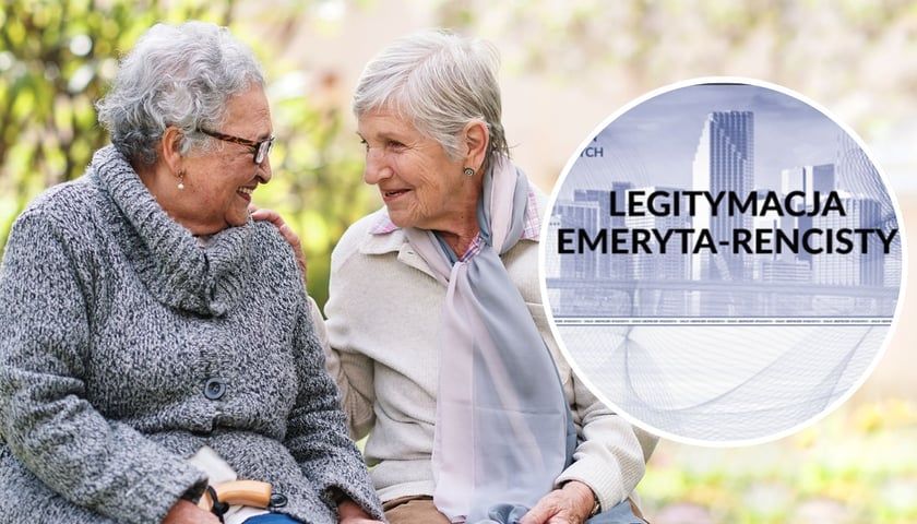 Dwie starsze kobiety, nowa legitymacje dla emerytów i rencistów