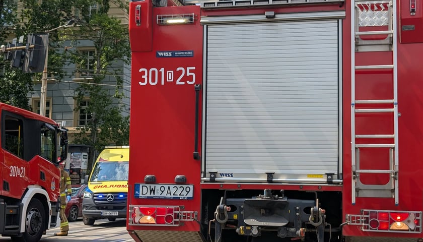 Straż pożarna, pogotowie ratunkowe. Wypadek na skrzyżowaniu Podwale i Sądowej, 18.07.2026