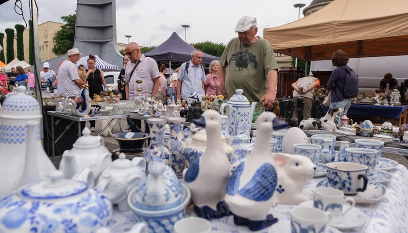 Stoiska na giełdzie staroci pod Iglicą, w tle mężczyźni i kobiety. Zobaczcie, jakie skarby można tu kupić! 18-19.07.2026