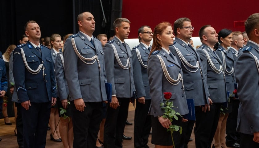 Kobiety i mężczyźni w policyjnych galowych mundurach. Święto Policji 2026 we Wrocławiu