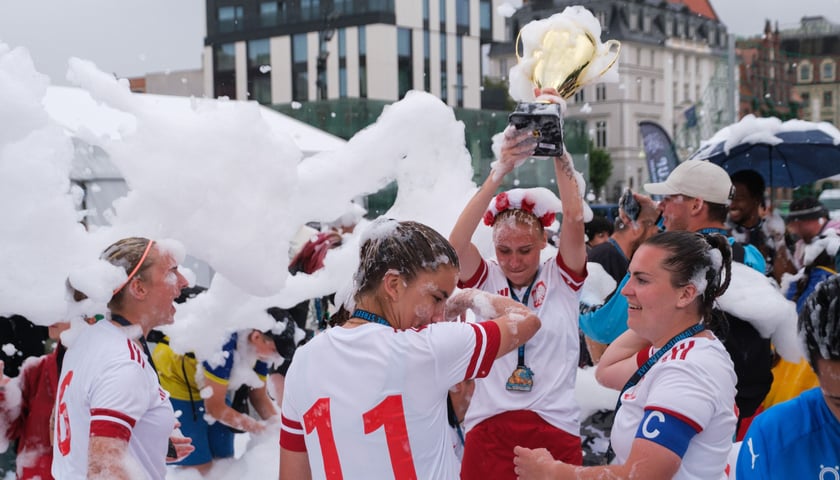 Polki świętują w pianie zwycięstwo w turnieju Wrocław Cup 2026 na Placu Wolności