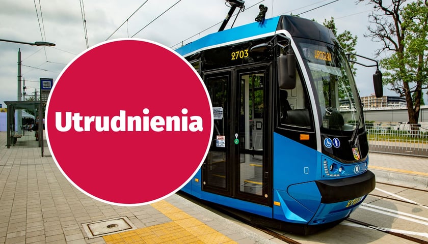 W tle: tramwaj na przystanku, zdjęcie ilustracyjne. W kółku: napis "utrudnienia" na czerwonym tle.
