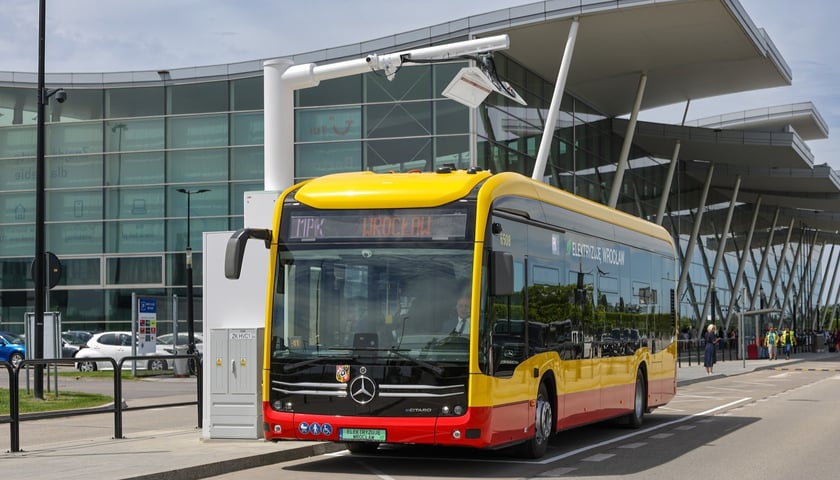 Mercedes eCiatro na wrocławskim lotnisku. Linia 129 kursująca na trasie „Poświęcka (Ośrodek Zdrowia)” – „Port Lotniczy” została już zelektryfikowana