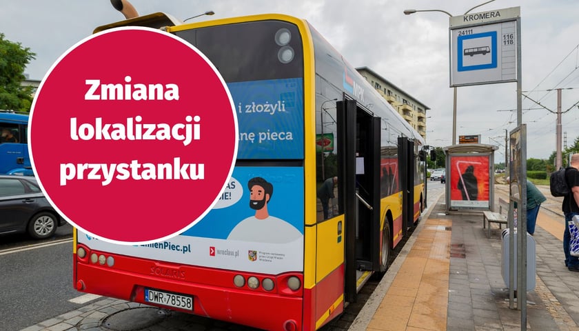 W tle: autobus MPK Wrocław, w kółku: napis ''zmiana lokalizacji przystanku''