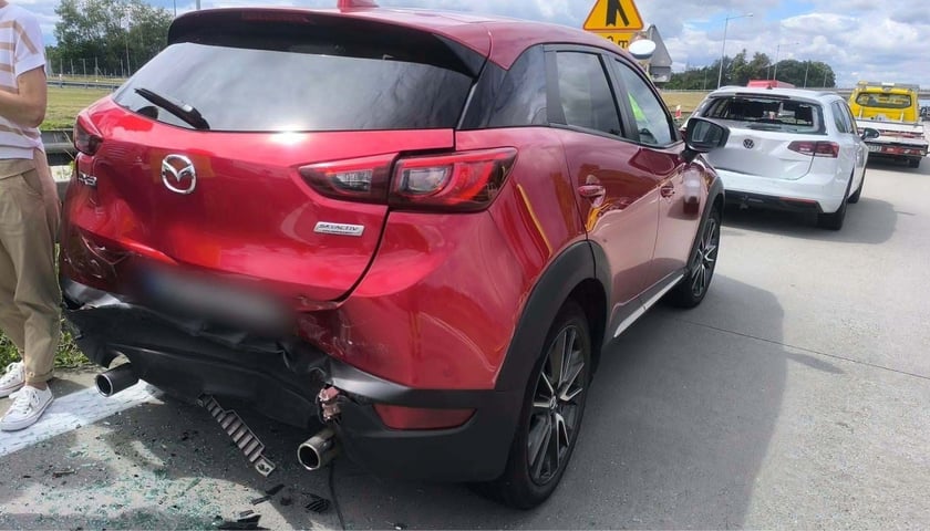 Rozbity czerwony samochód na autostradzie A4