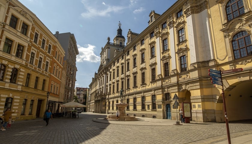 widok na gmach główny Uniwersytetu Wrocławskiego
