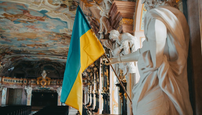 Aula Leopoldyńska udekorowana flagą Ukrainy