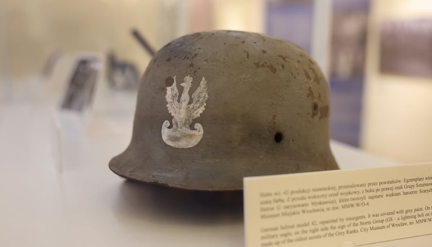 zdjęcie ilustracyjne: niemiecki hełm przemalowany przez powstańców - eksponat na wystawie historycznej