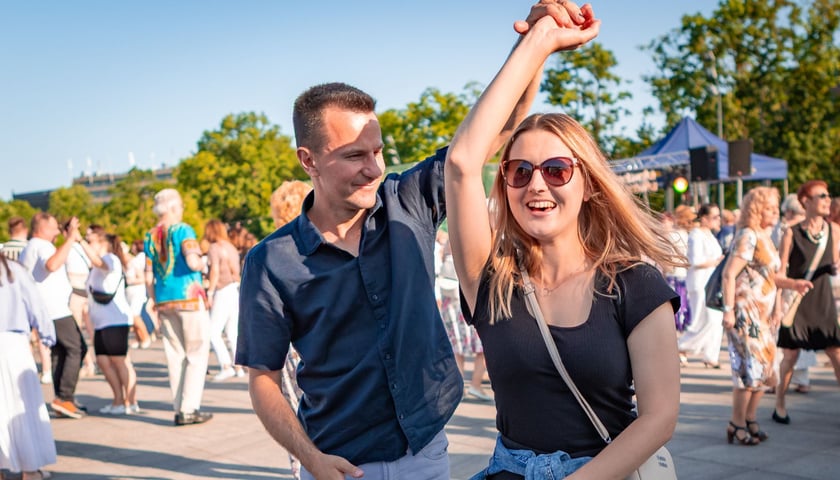 Uczestnicy potańcówki na Placu Wolności